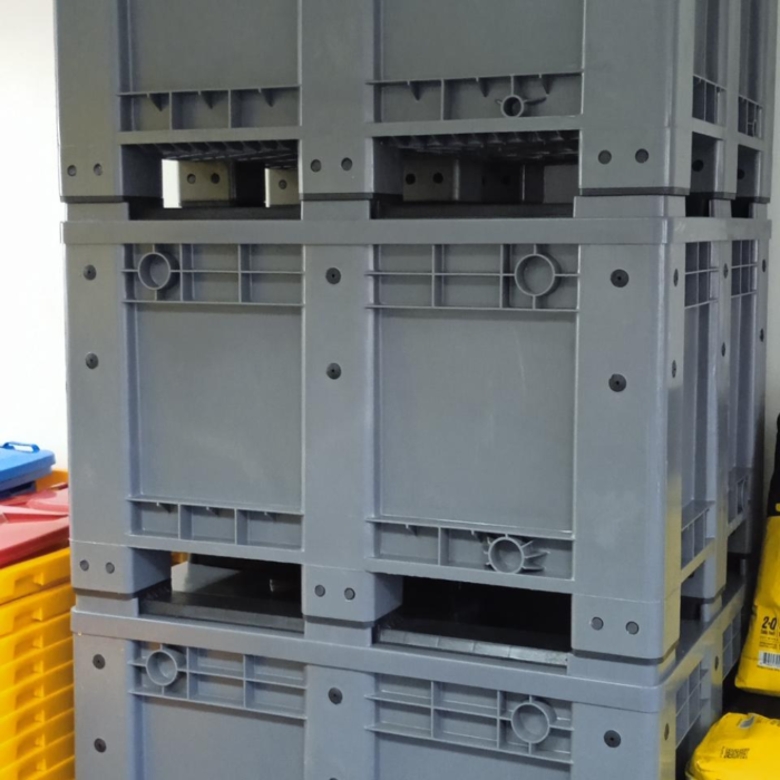 SOLID TYPE PLASTIC PALLET CONTAINER WITH LID Syera Services Sdn Bhd